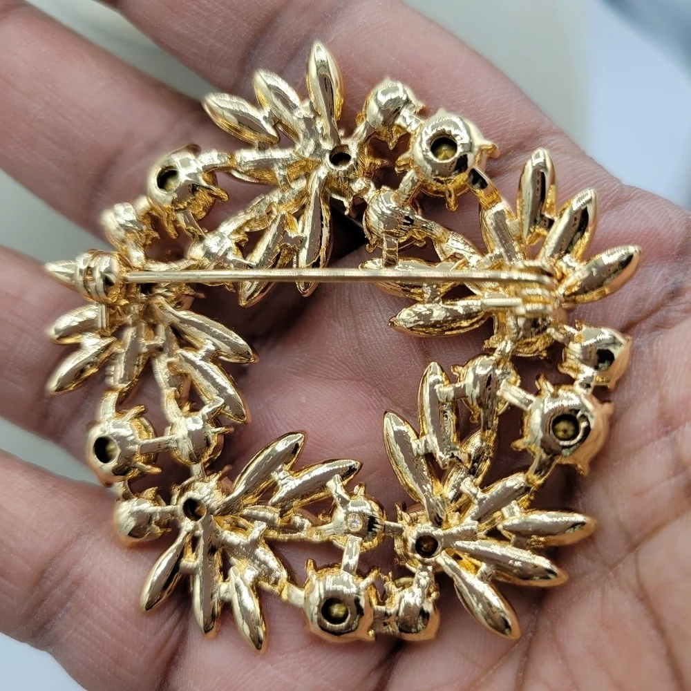Christmas Brooch • Goldtone & Crystal Wreath • Brand New
